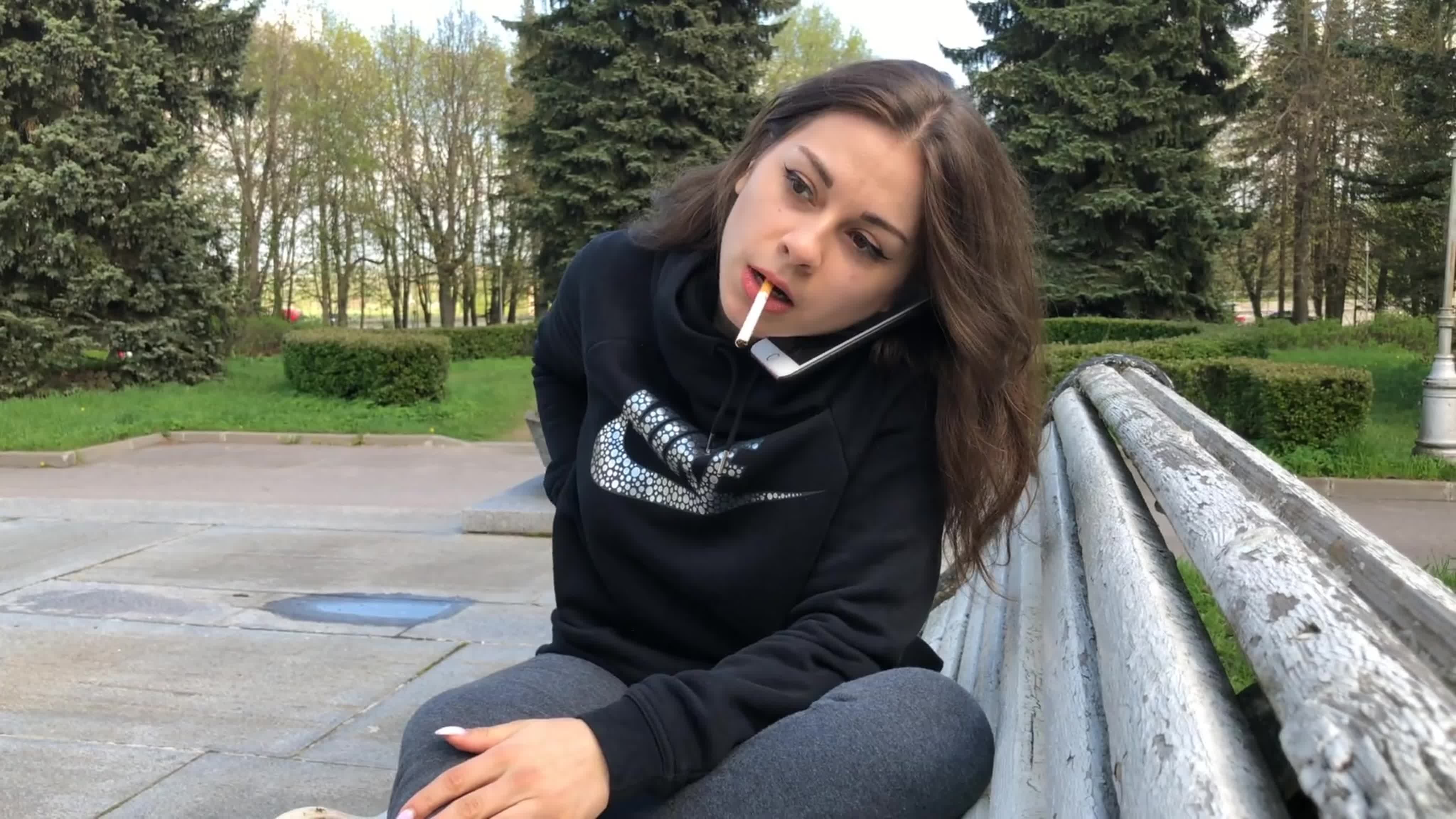 Балдёжная 20-ти летняя актриса берёт в рот член
