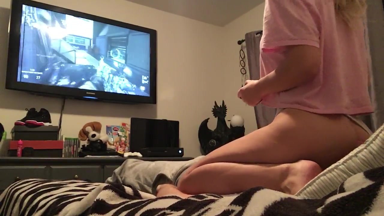 Gamer slut gets fucked while playing