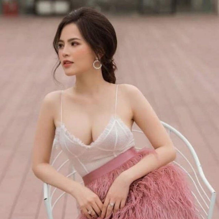 Huyen Anh hot photos