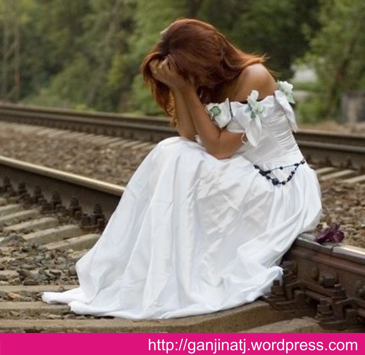 Подругу бросил муж. Невеста. Женщина в белом платье. Брошенная невеста. Невеста плачет.