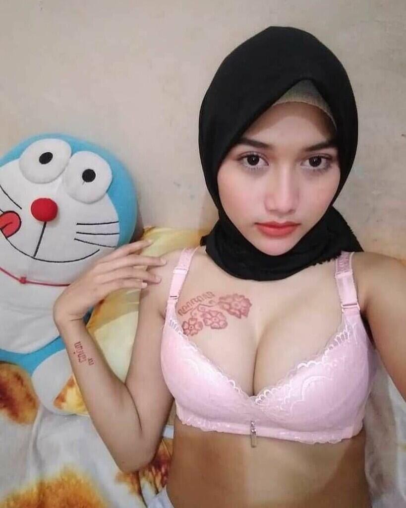 Hijab selfie Indonesian Big Boobs