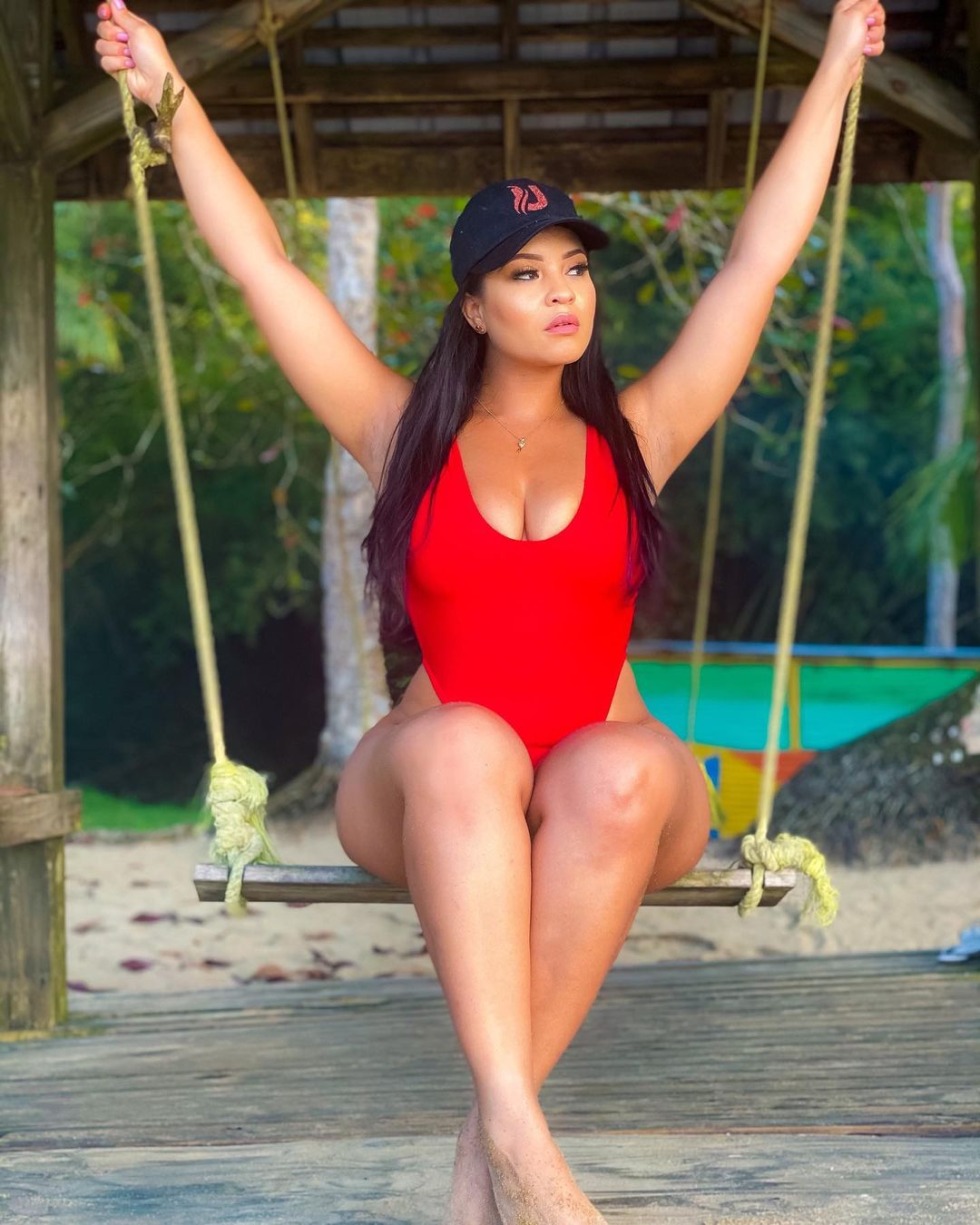 @Djhannahb Hannah in bikini