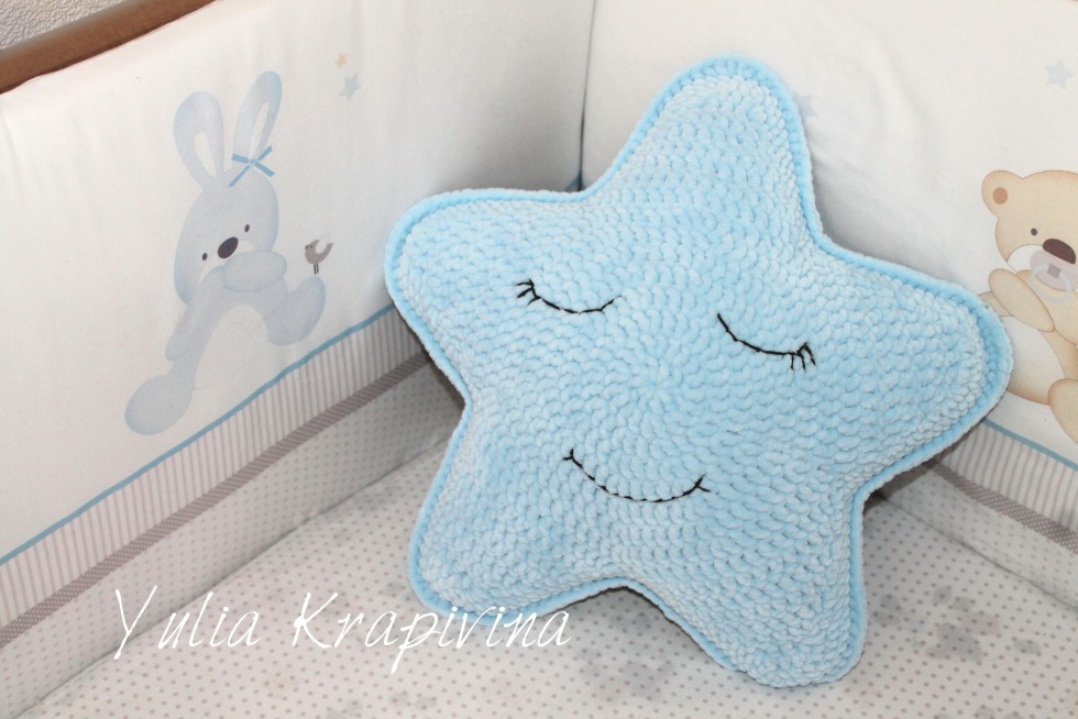 Pillow star made of plush yarn