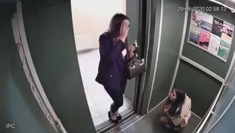 Girls pierce in the porches and elevators