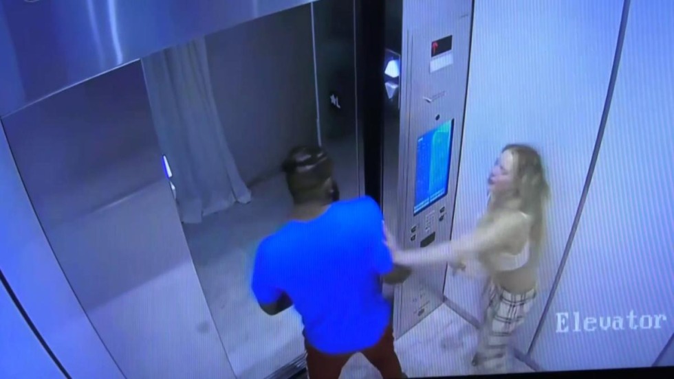 An attack in an elevator with a knife