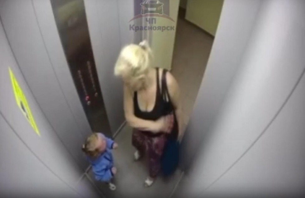 A woman beat a girl in an elevator