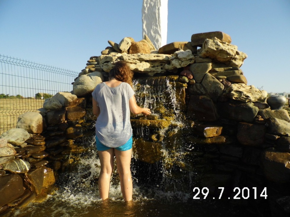 Margot Robbie in the train compartment