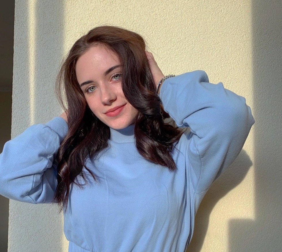 Anya Tratnikova Kamellia