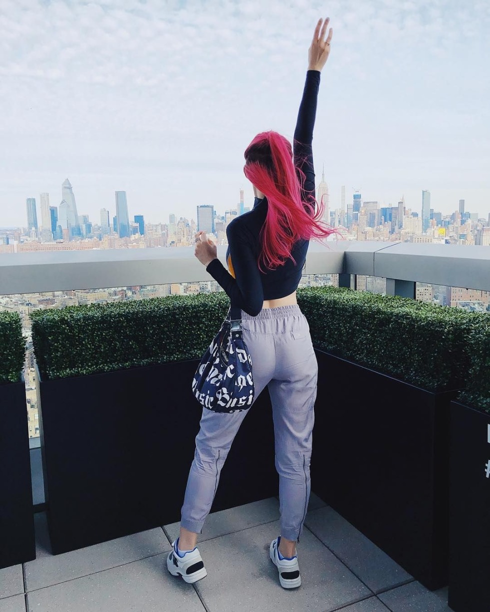 Katya Clap of the buttocks