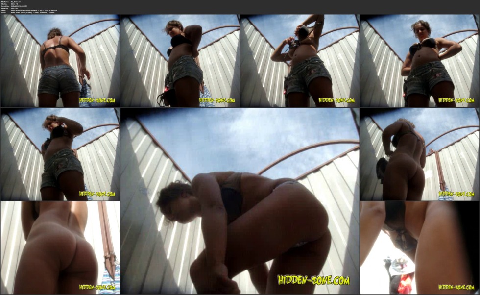 Young Pussy in the Beach Cabin @voyeurshd