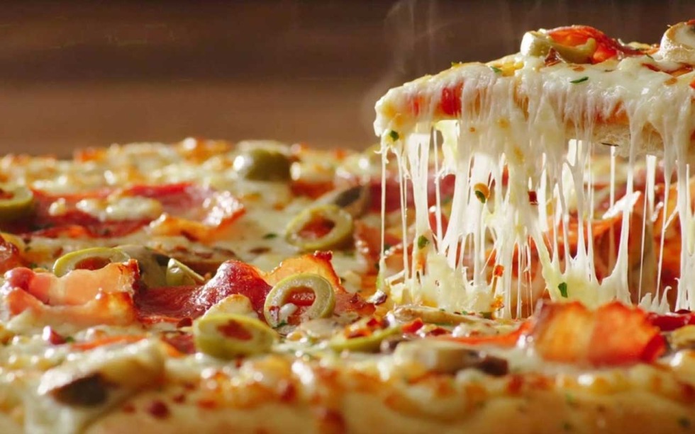 Pizza with stretching cheese