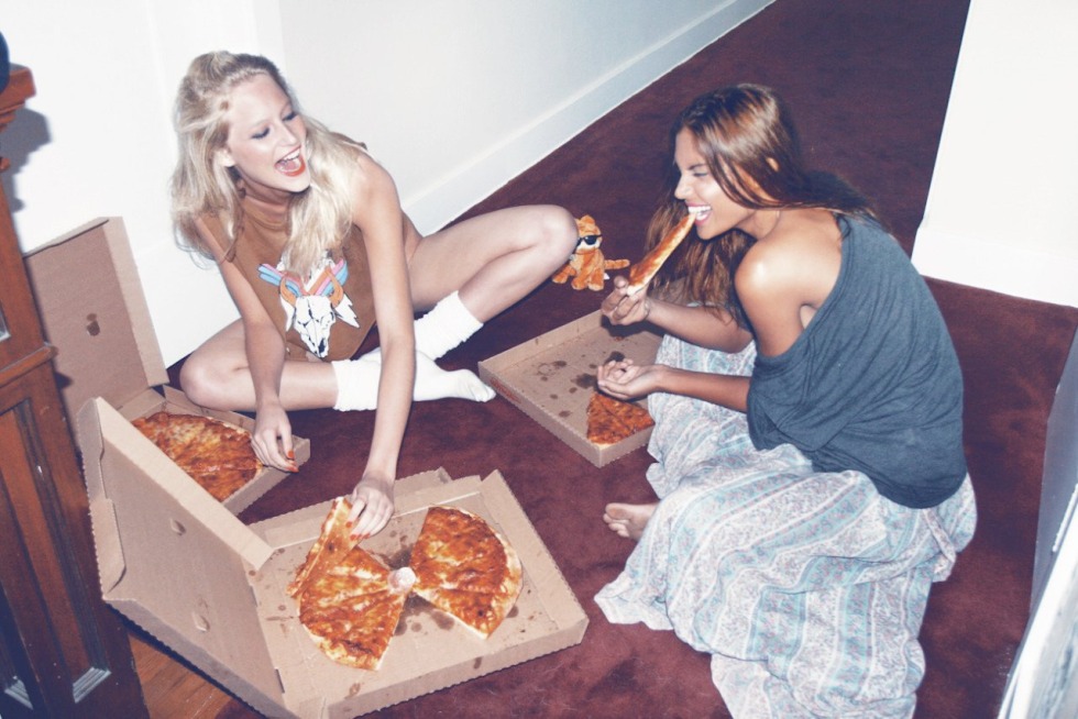 Photoshoot with pizza at home