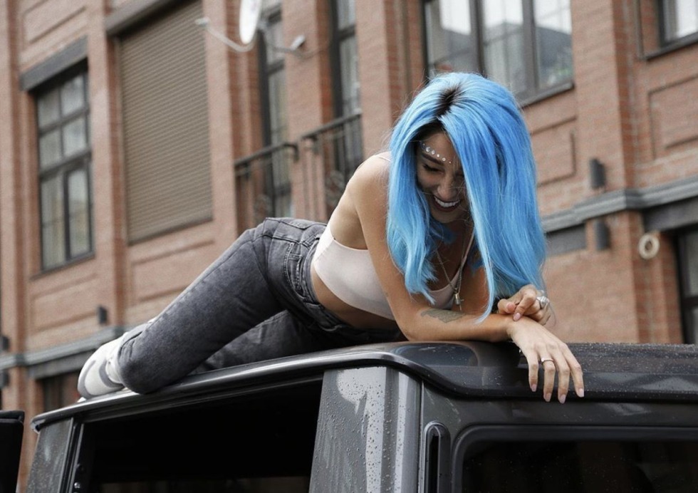 Nastya Ivleva with blue hair