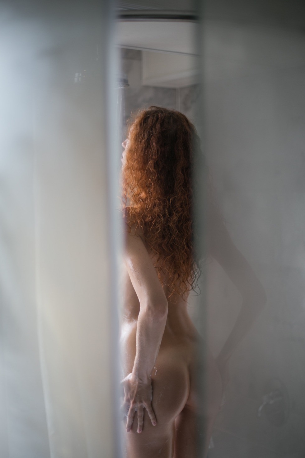 Red -haired curly girl ero