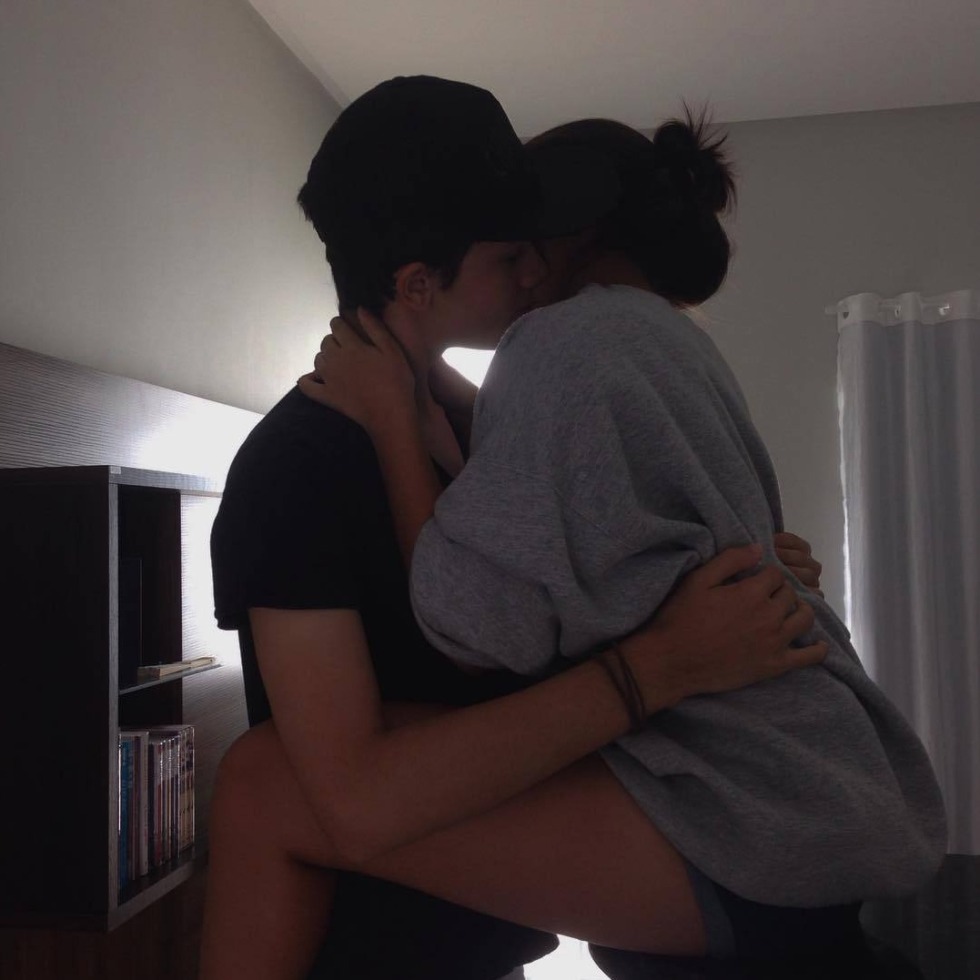 Peyton Murmayer kisses