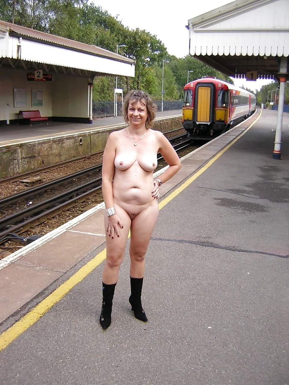 Two flat millets walk naked