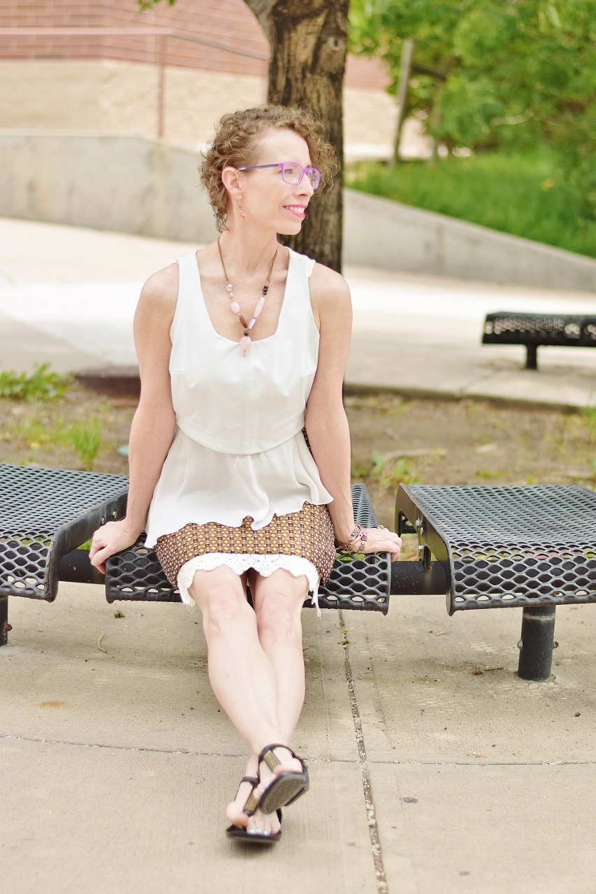 Under a Mature Woman's Skirt with a Crab (82 photos)