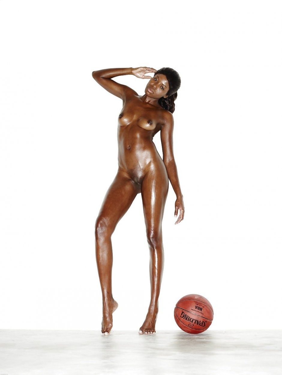 Grainer basketball player is naked