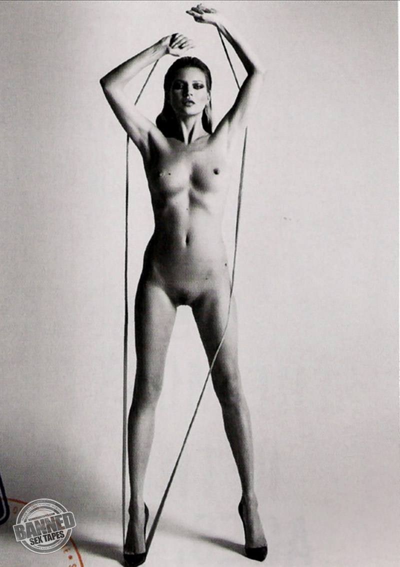 Amber Valletta photo shoot nude