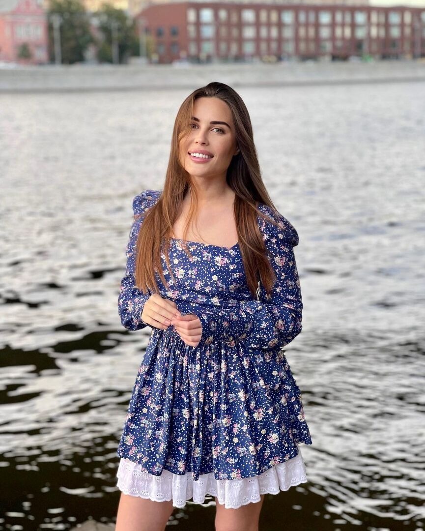 Julia Mikhalkov is pawing