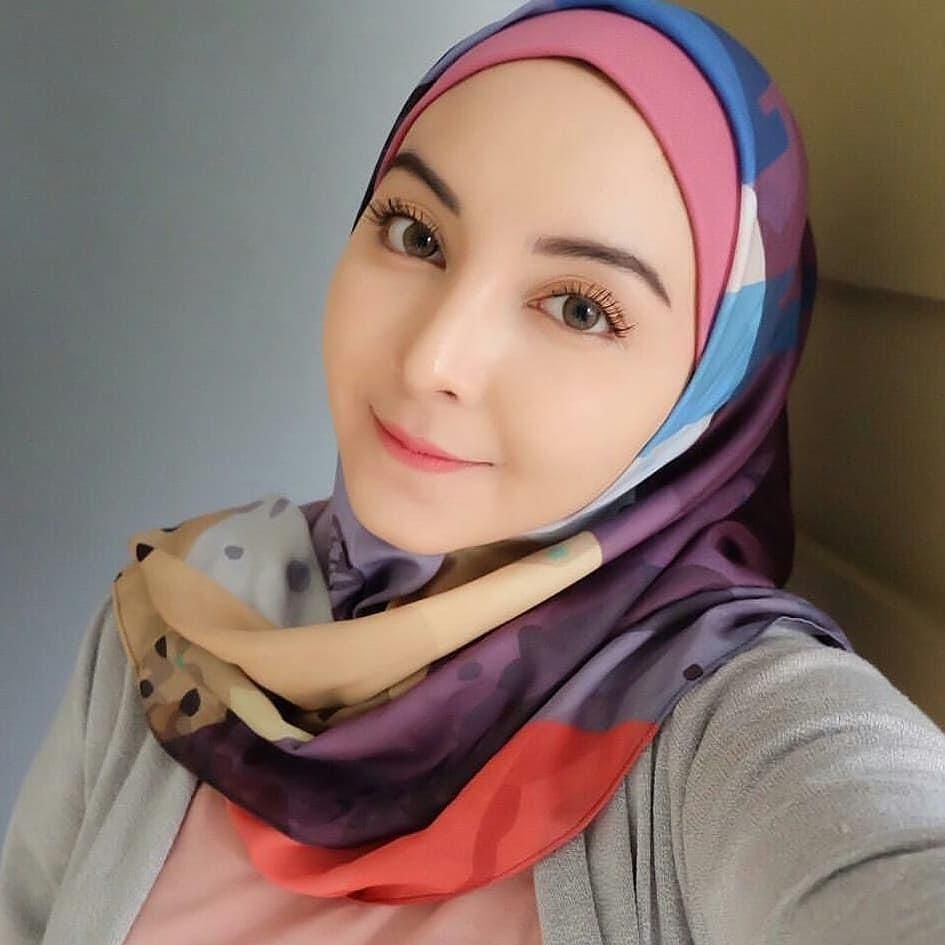 Julianna Vega in a hijab 2