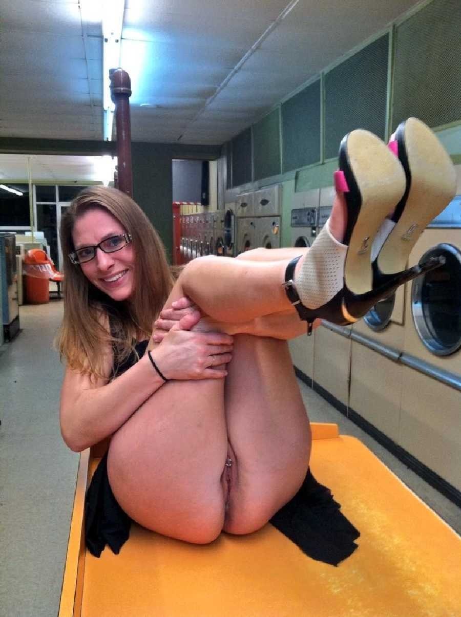 Nude Selfies at Work (83 photos)