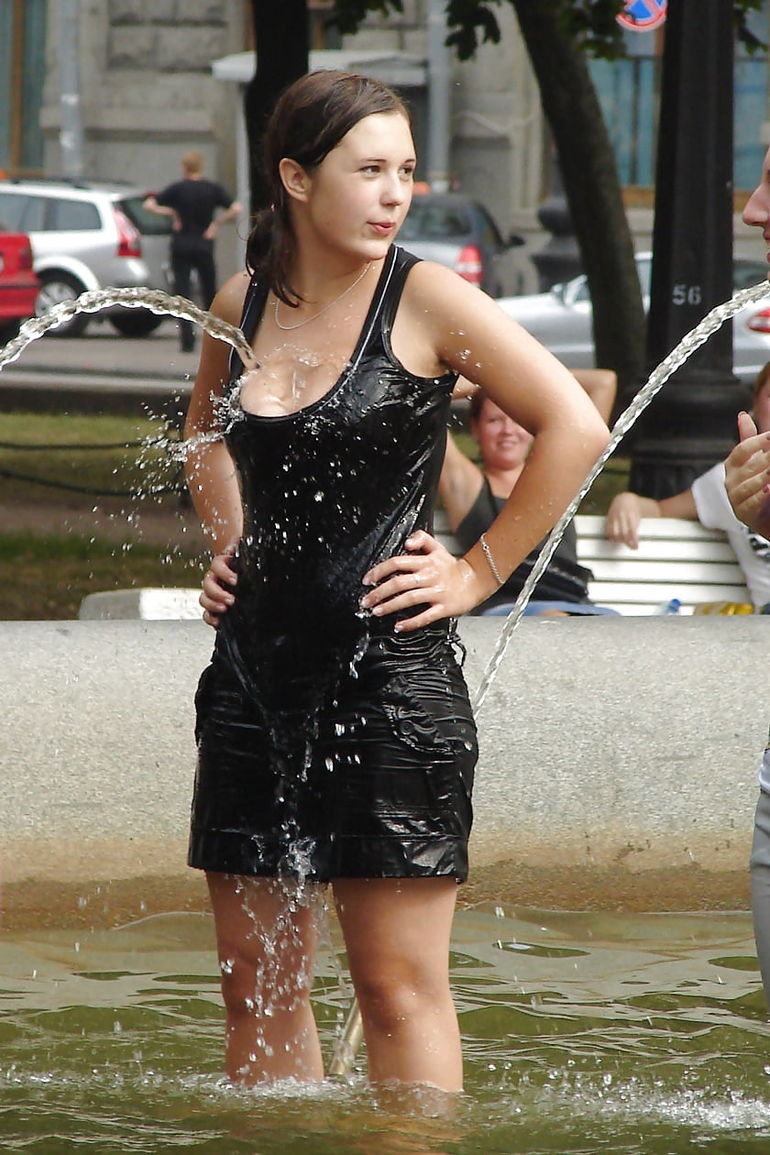 Graduates in the Wetlook Fountain