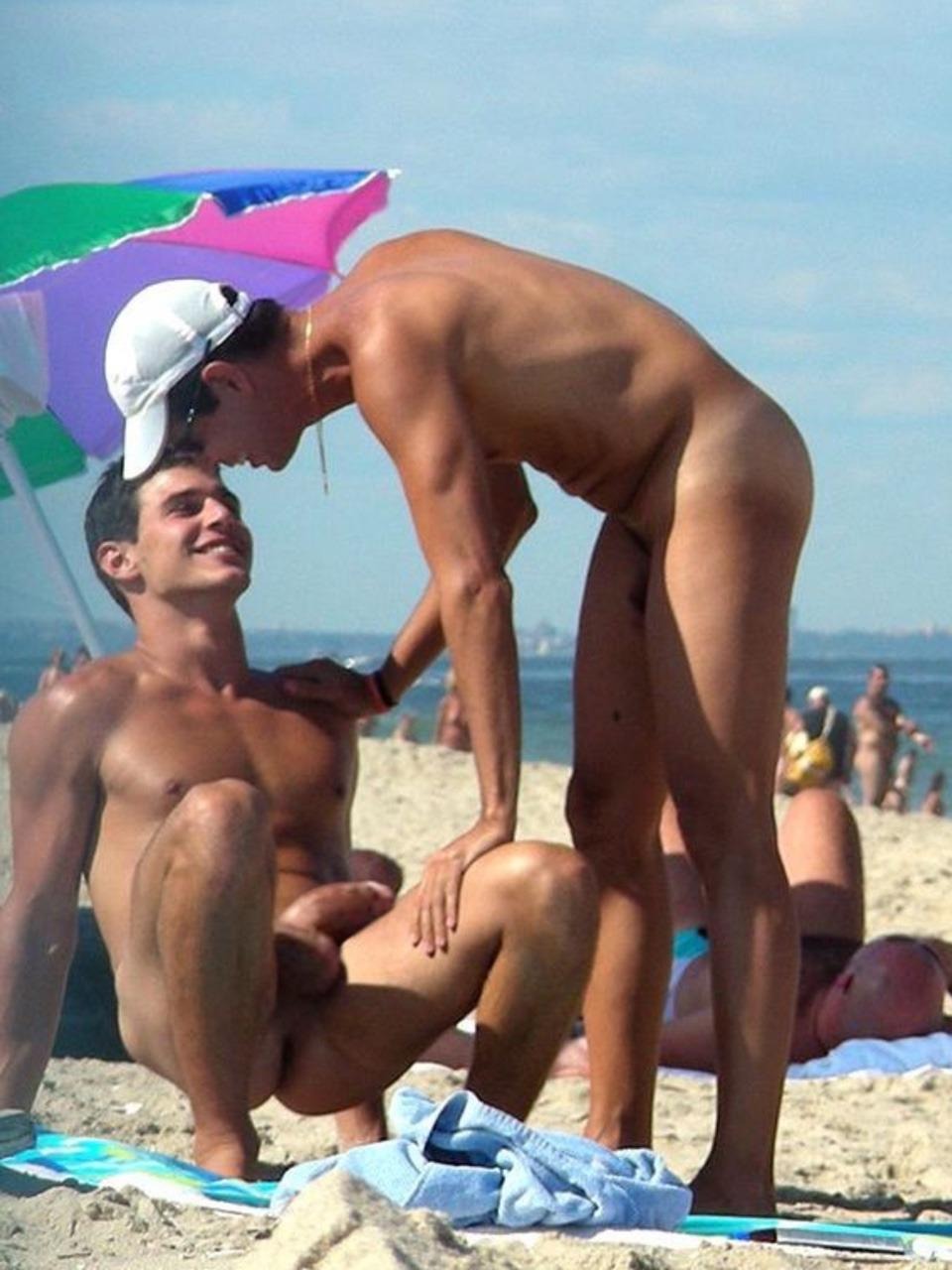 Nudist Guys in Shorts (84 photos)