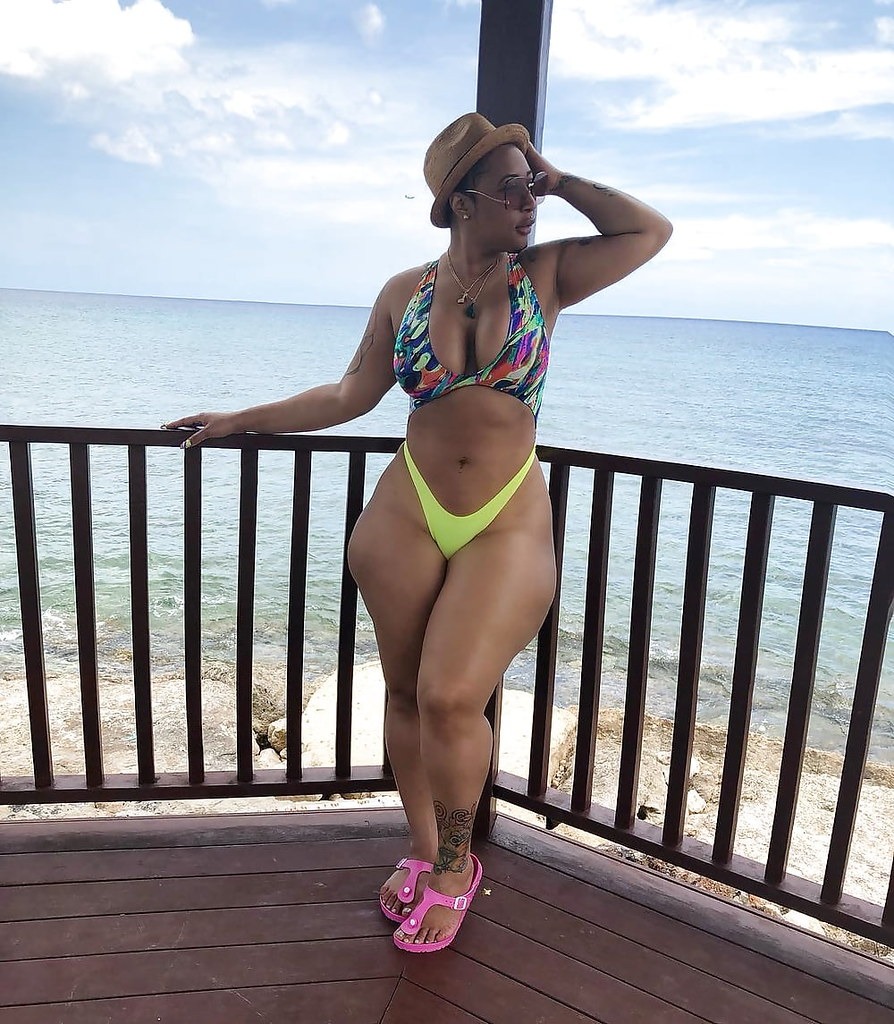 Women with Wide Hips Masturbate with Their Fingers (81 photos)