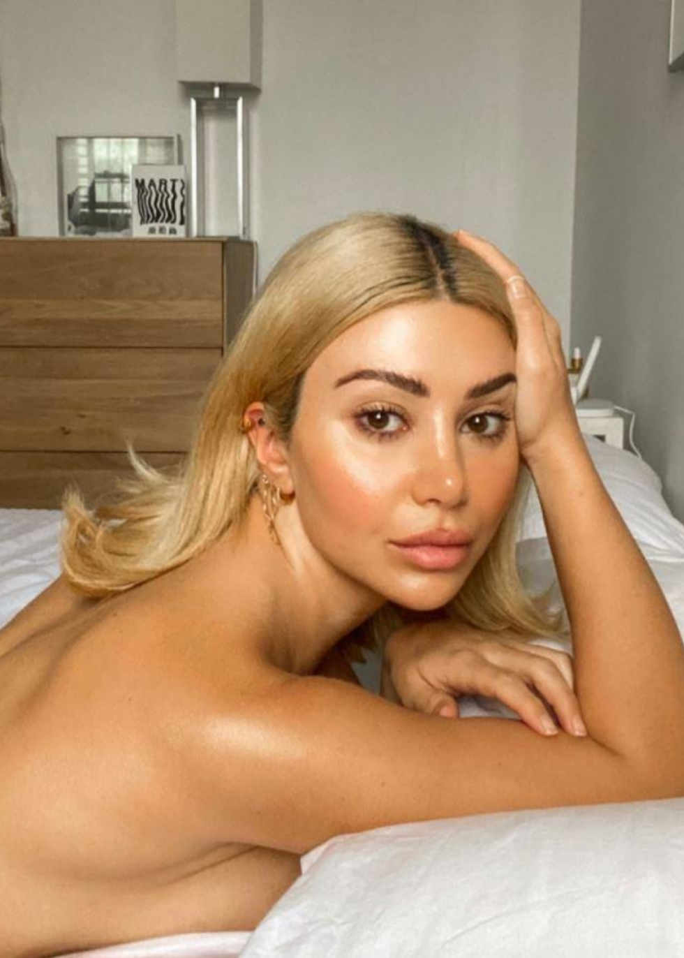 Lucy Li Mature milking naked in height