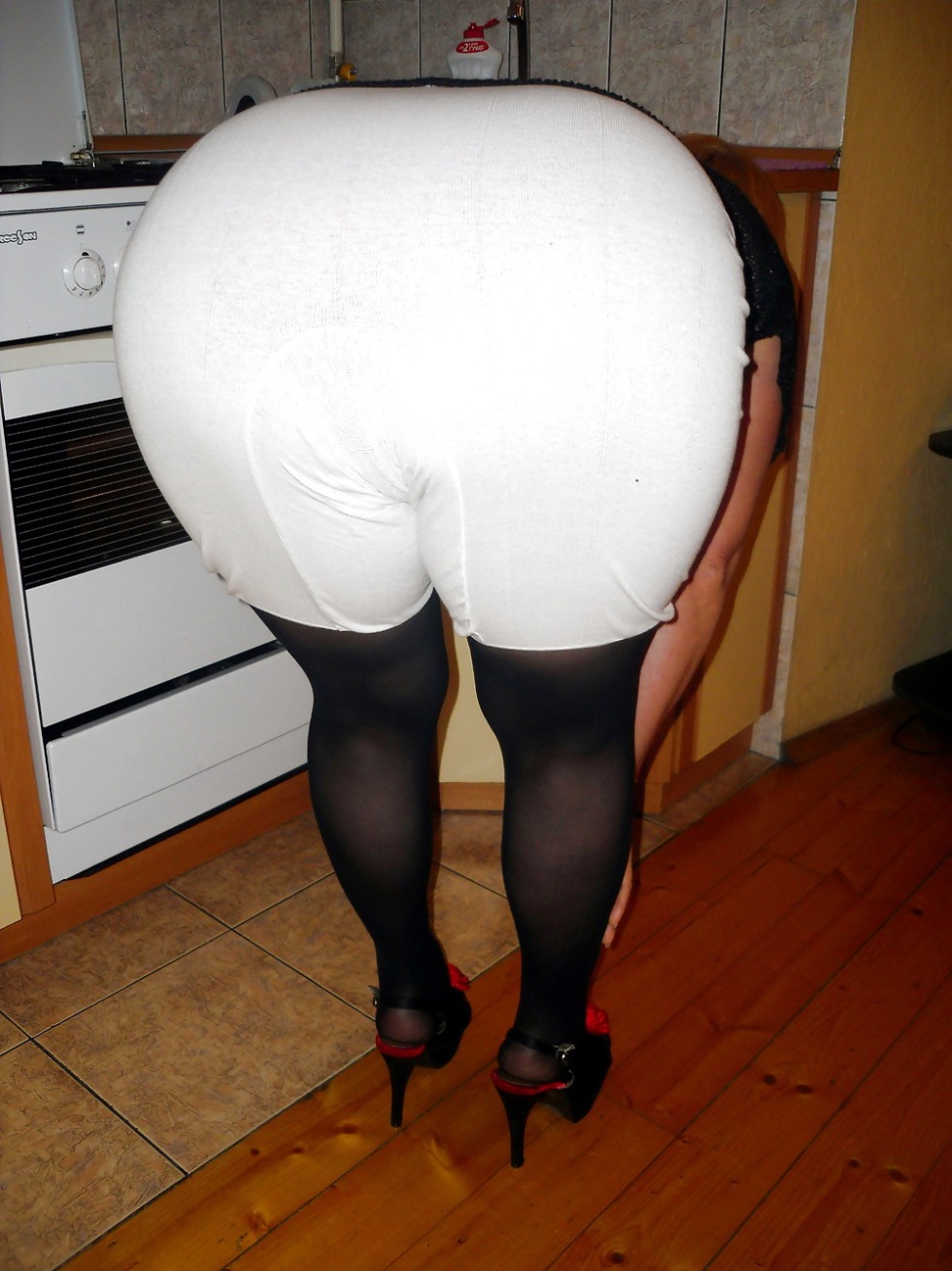 Naked old women in pantalons