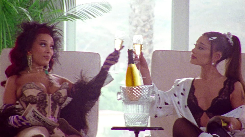 Ariana Grande boobs 2020