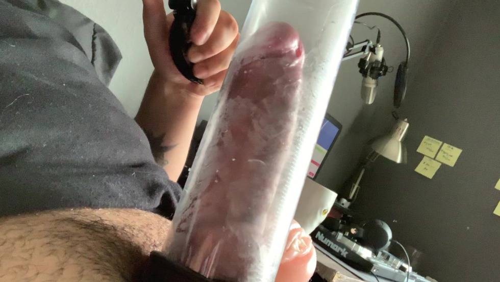 Vacuum pump for pumping a dick