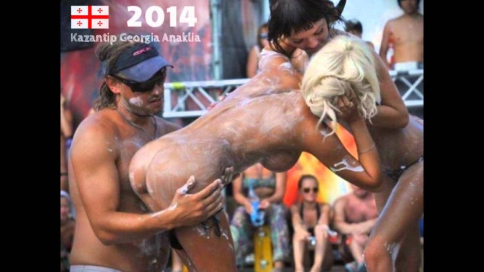 Girlfriend sucked on the beach