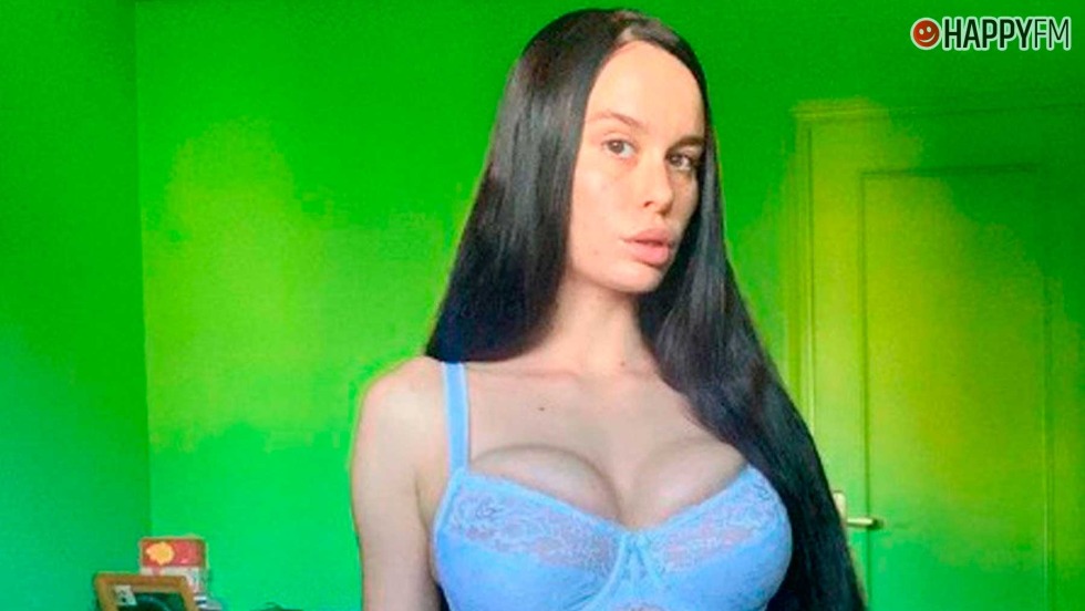 Naked Elizabeth Mary without panties all photos