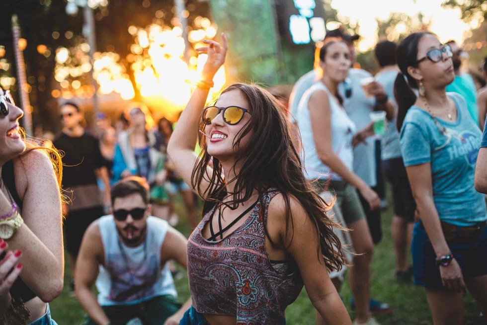 A lot of naked female asses