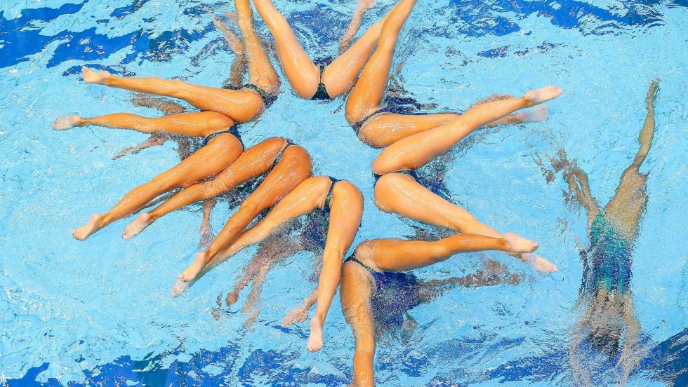 Naked swimmers synchronizers