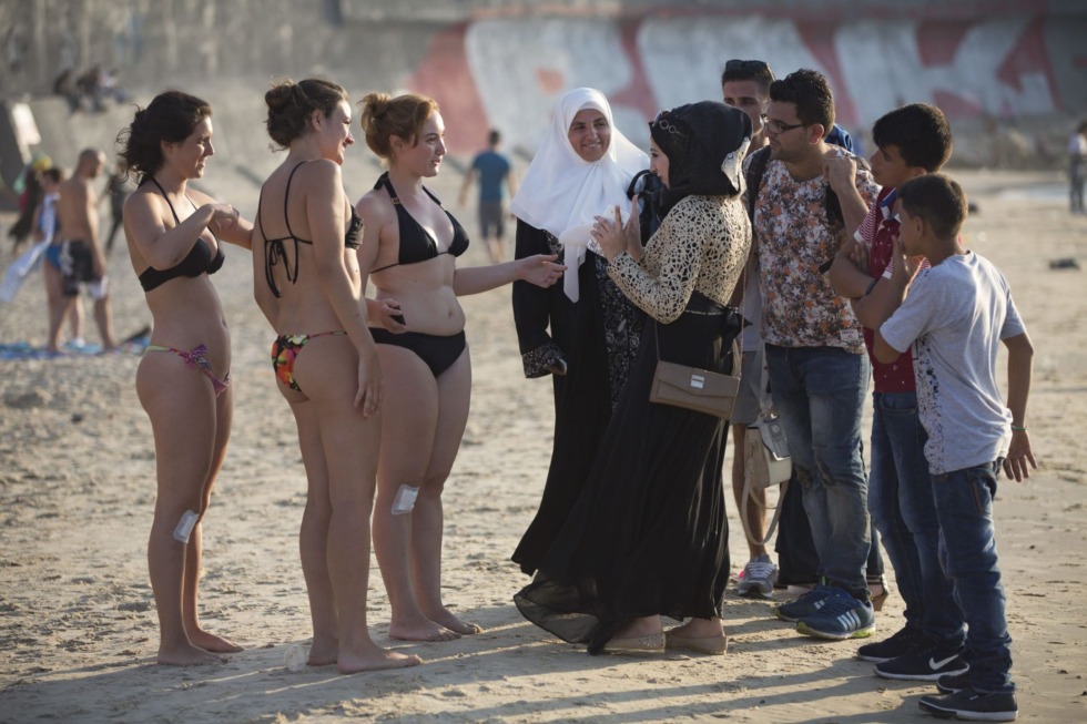 Tina swordswoman of a scarlet prison Cecil