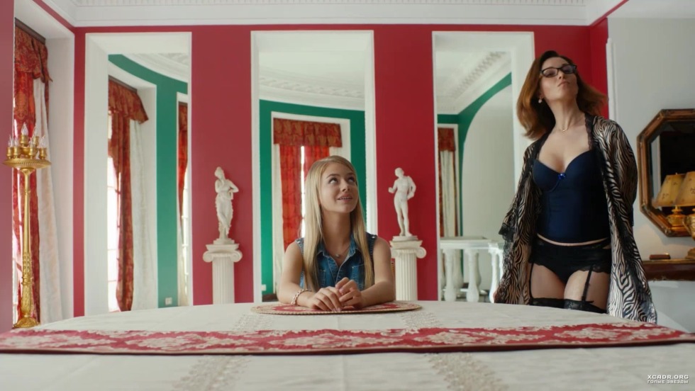 Alexandra Ursulyak in linen