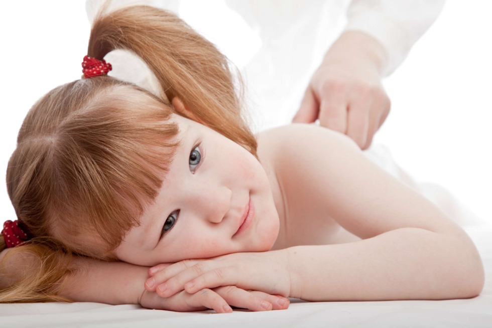 Children's massage to the girl