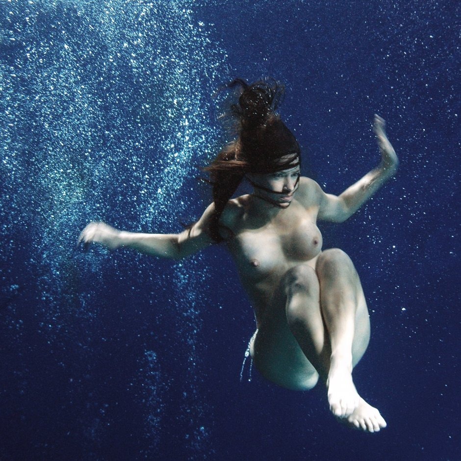 Naked under water with unshaven