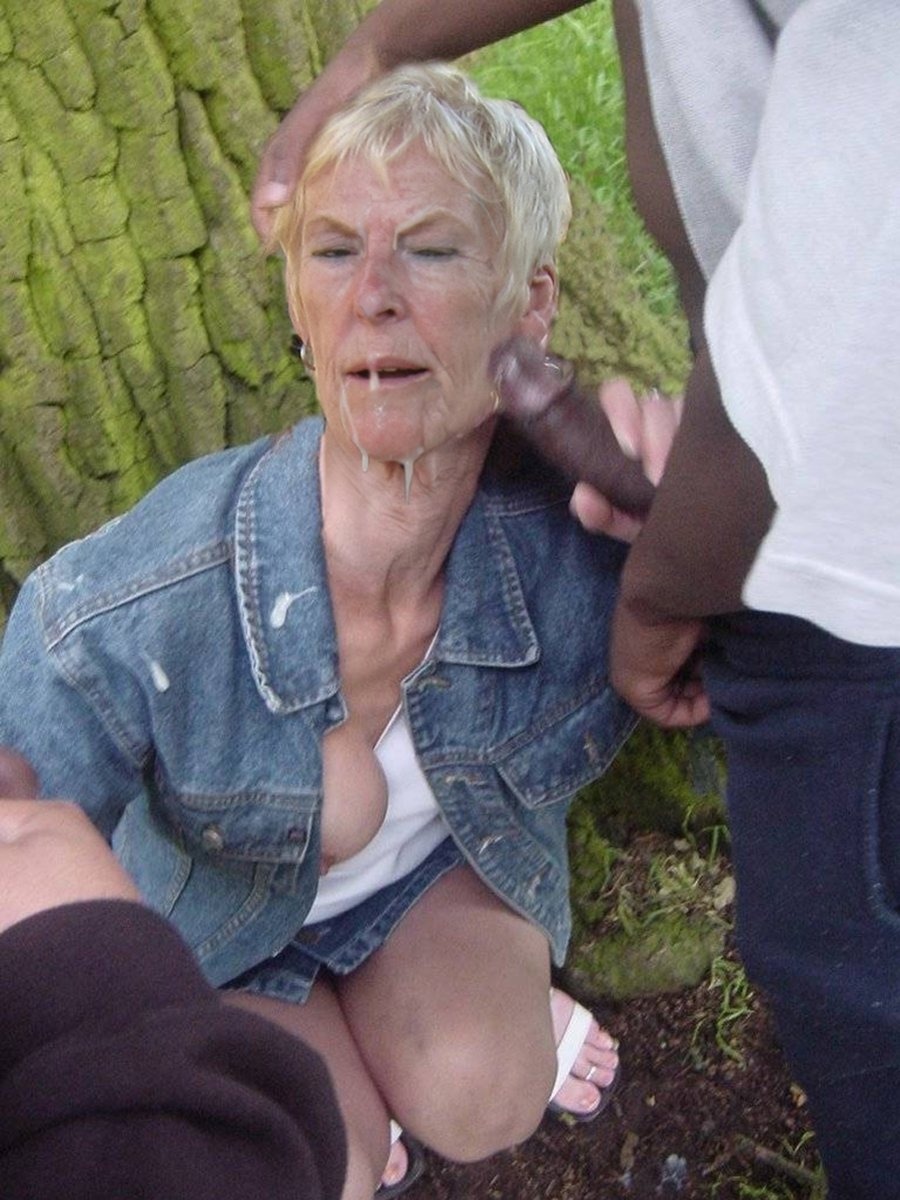 Women's pissing at the car