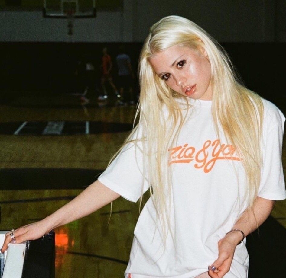 Long -legged blowjob