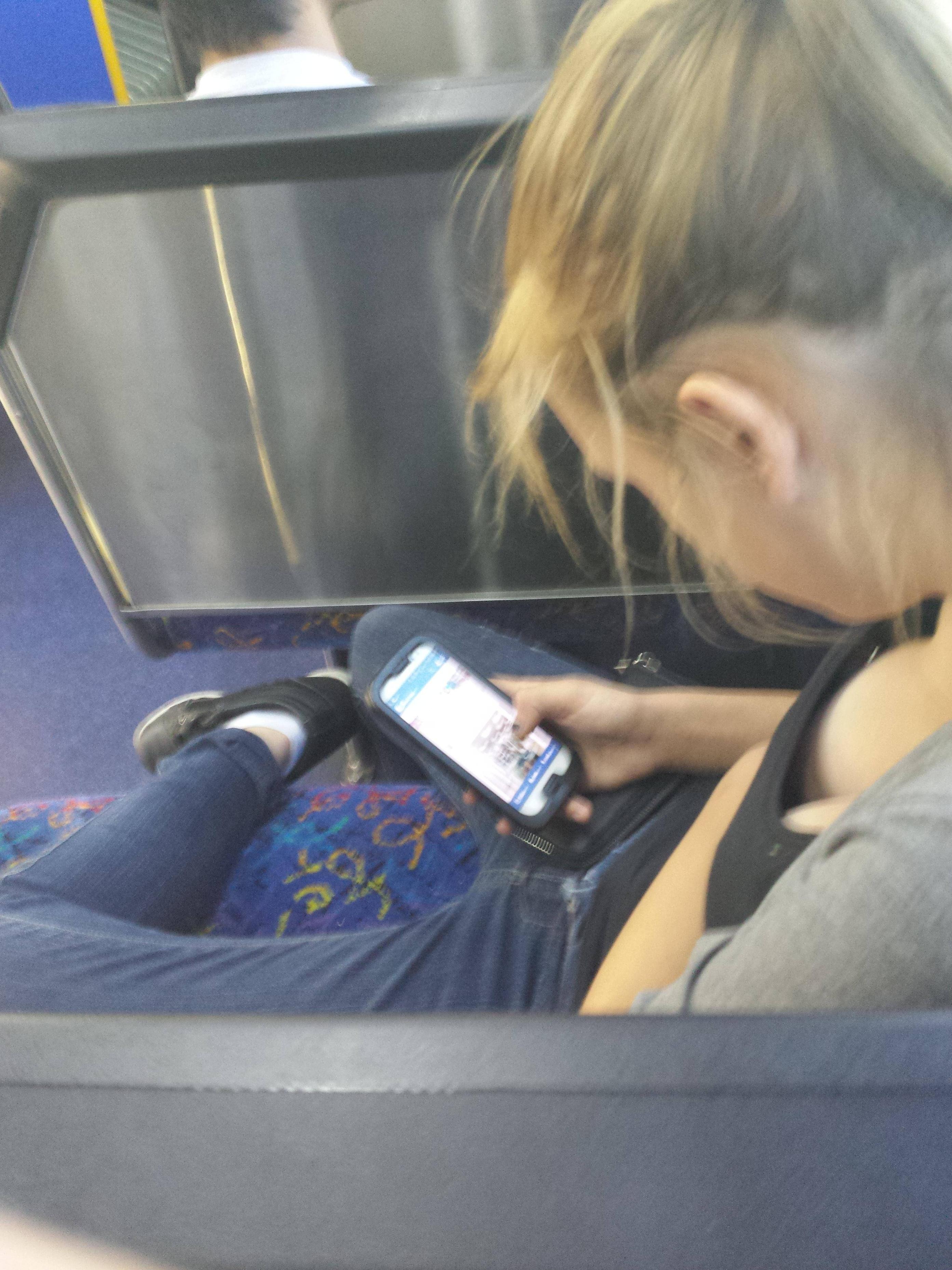 Real spying. Candid в автобусе. Подсмотрено в школьном автобусе. Nipple Slip в автобусе. Metro грудь creepshot.