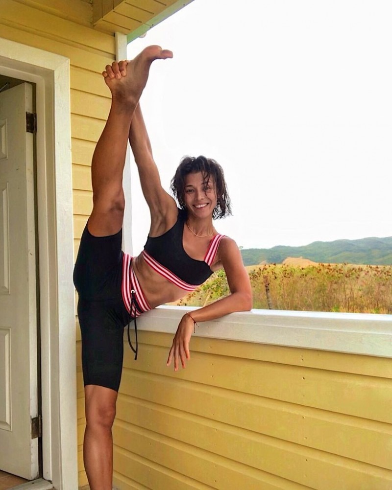 Eagle and Tails Alina Astrovskaya legs