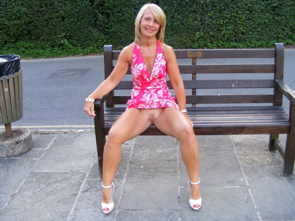 Mature in a skirt and without panties