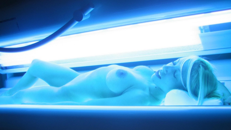 Girl in Tanning Bed Pictures