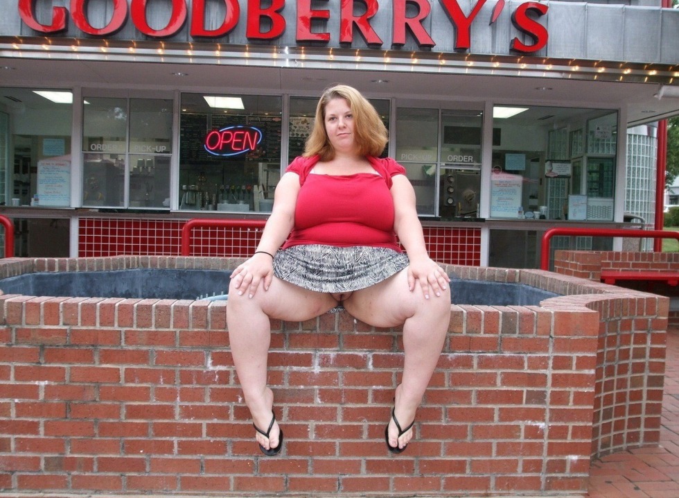 Pyshki in a dress without panties