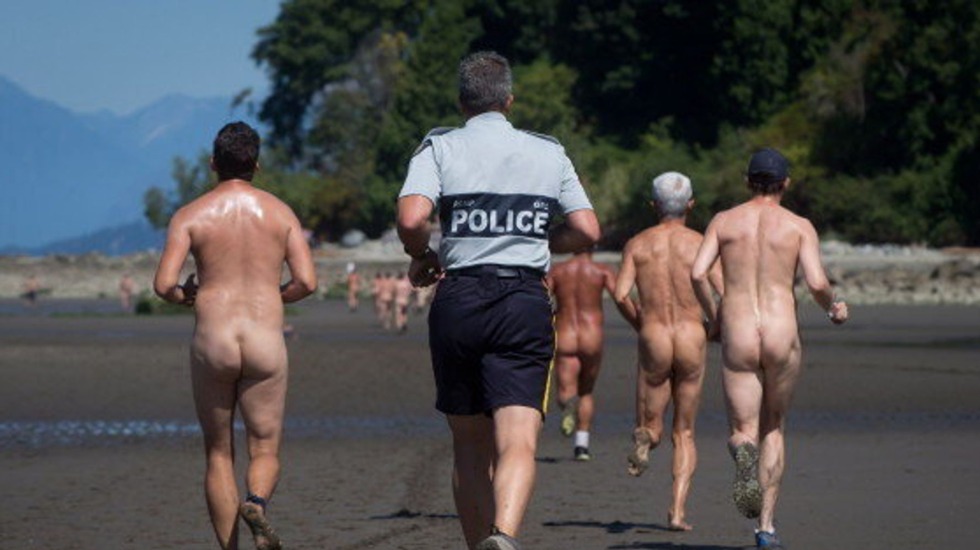 Peeping on a nudic beach