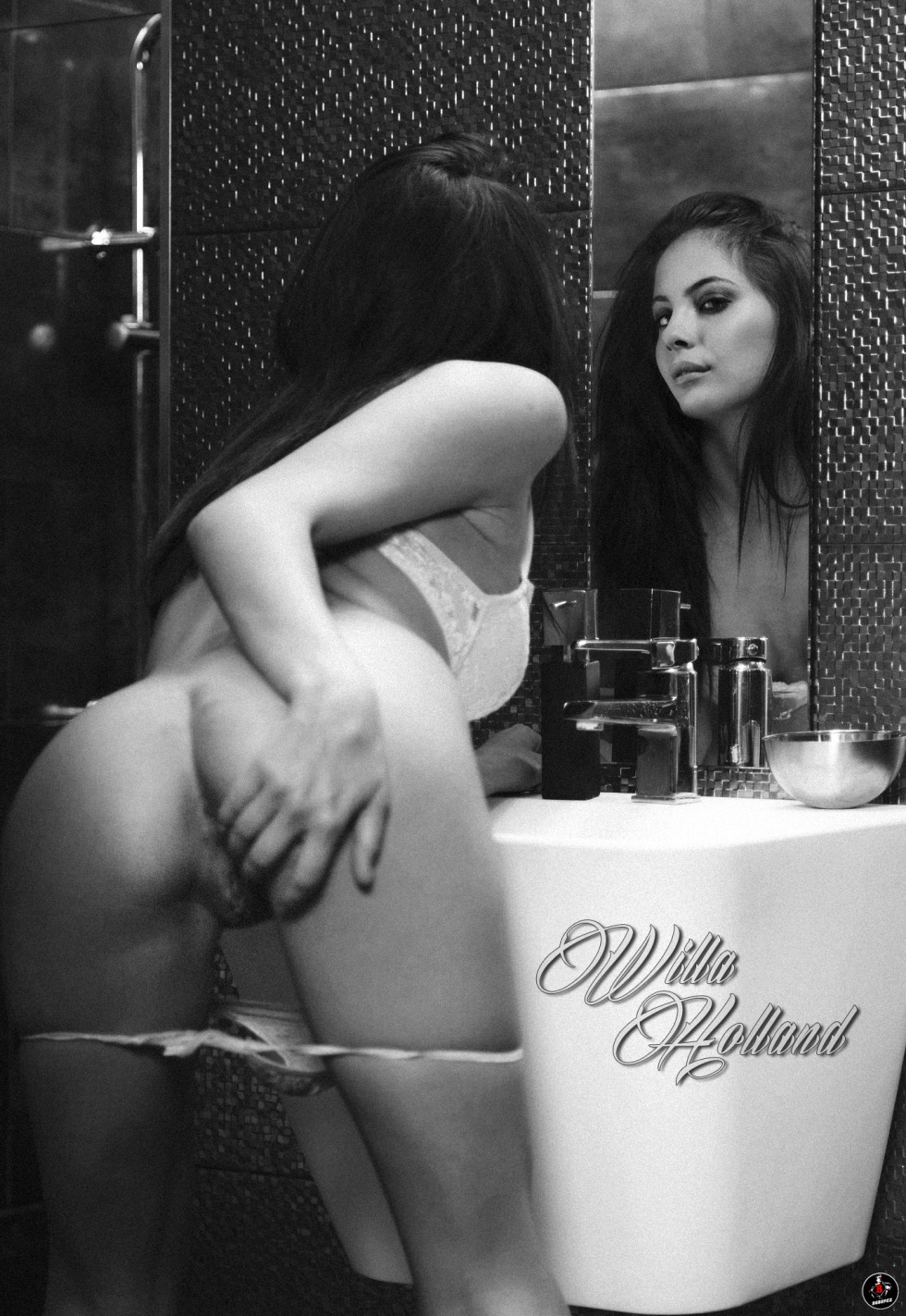 Willa Holland Sexy Naked